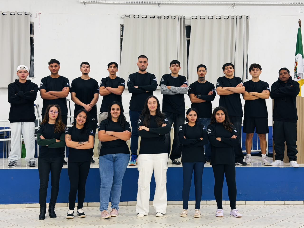 Turma de formandos vestindo uniformes personalizados confeccionados pela S&S Uniformes